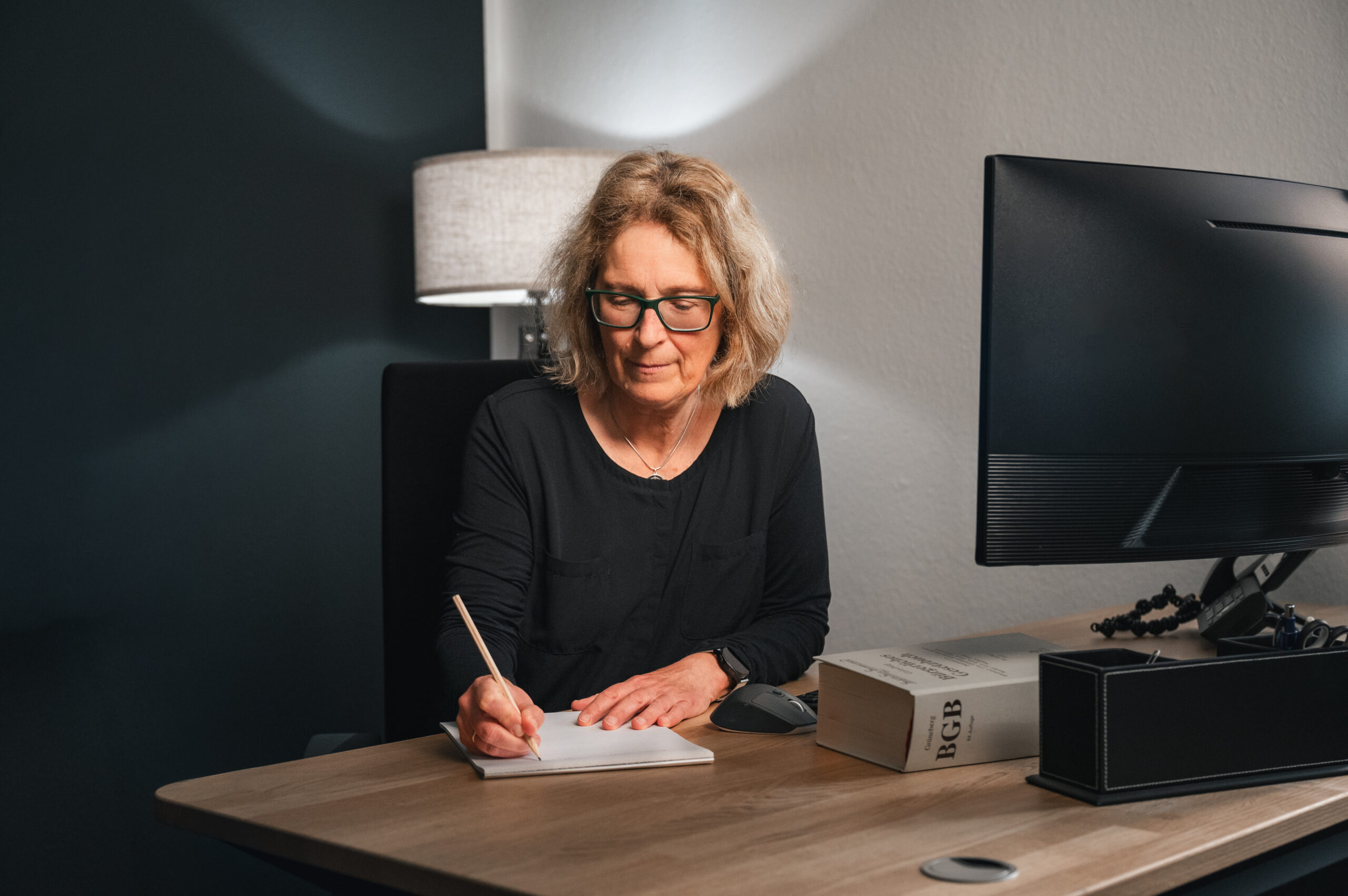 Rechtsanwältin Barbara Lüdtke bei der Akteneinsicht , Fachanwältin für Strafrecht in Stralsund
